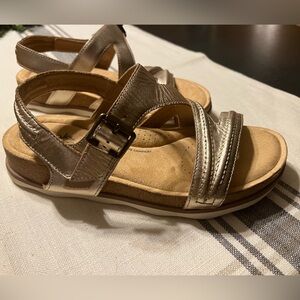 Clarks Brynn rose gold leather sandal, women’s 9.5 NEW
